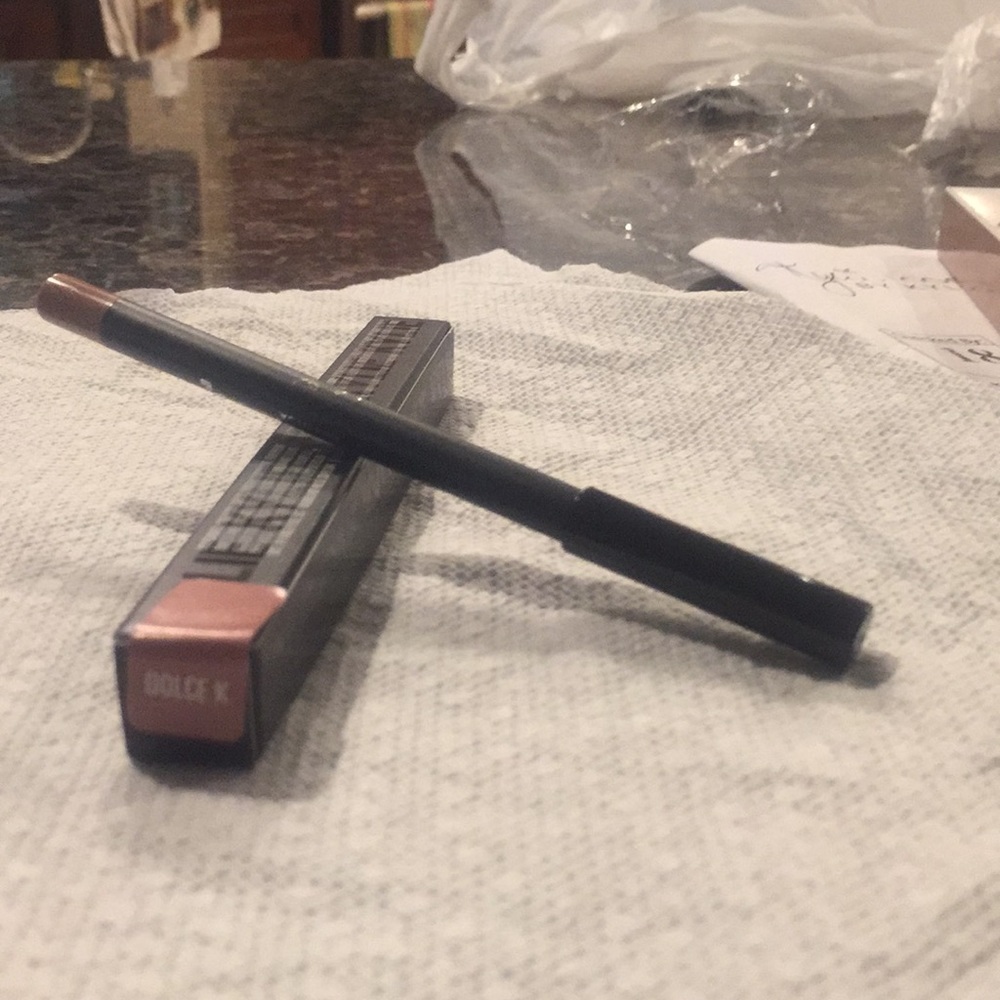 Kylie Jenner lip liner in dolce k